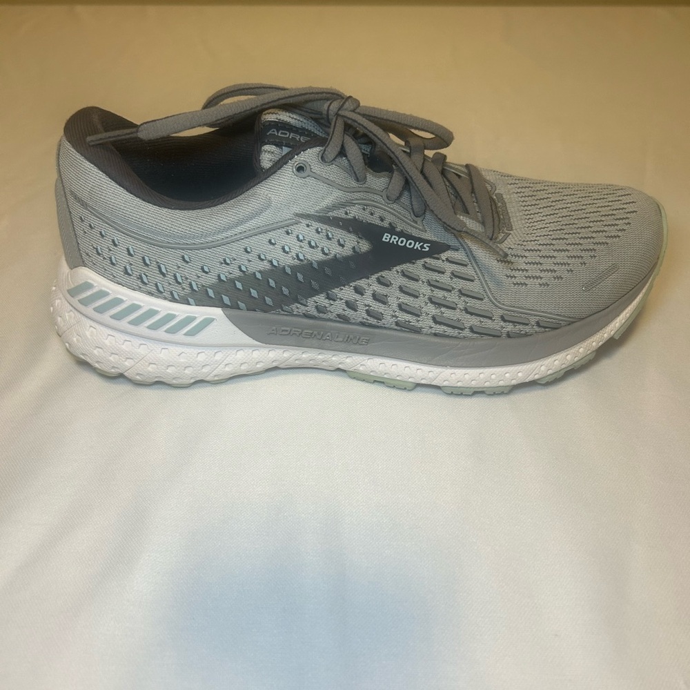 Brooks Adrenaline 21 Light Gray Running  Shoes  Sneakers Women’s,Size 7B